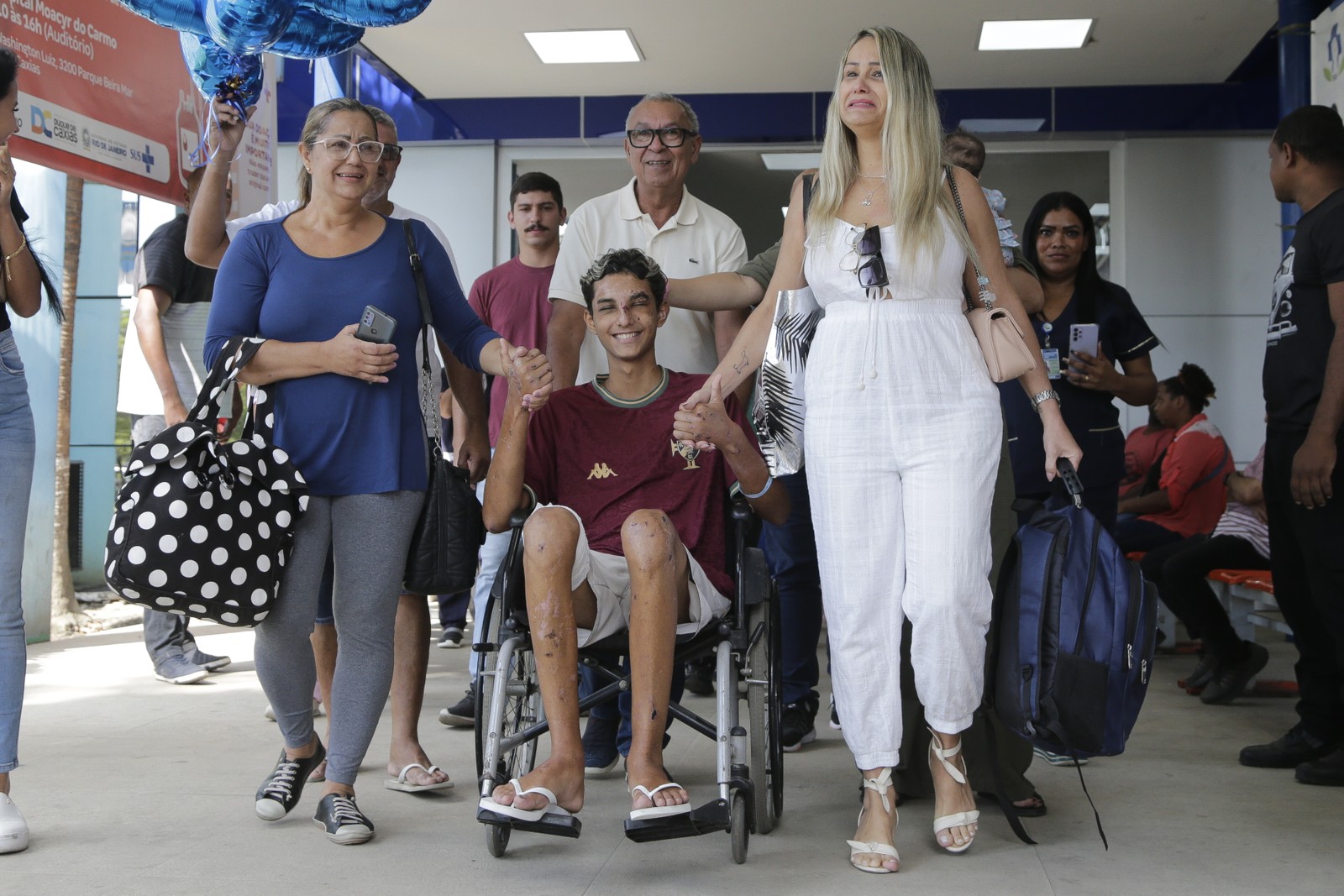 Emoção tomou conta da saída de Christhian do hospital Adão Pereira Nunes, neste sábado — Foto: Roberto Moreyra / Agência O Globo