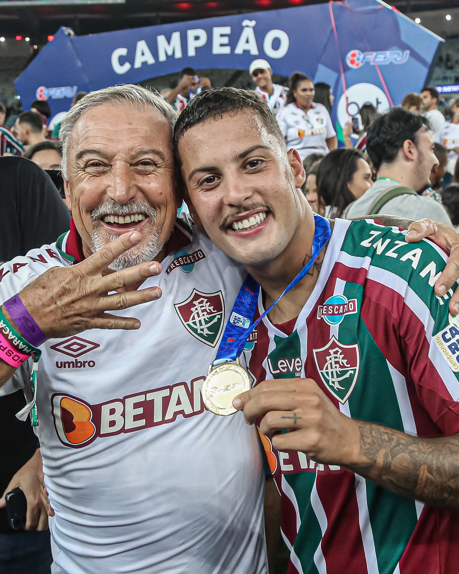 Guga comemorando com seu pai Cláudio Gomes — Foto: MARCELO GONÇALVES / FLUMINENSE FC
