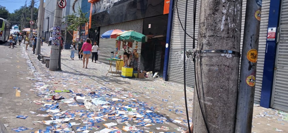 Derrame de santinhos políticos nos arredores da Unisuam, em Bonsucesso, o maior ponto de votação do Rio de Janeiro — Foto: Amanda Rosa/Agência O Globo