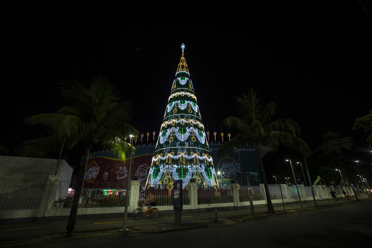 Natal da Lagoa: 32-meter tree in the lake - Photography: Alexandre Cassiano