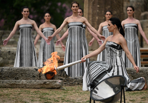 Momento em que a chama olímpica é acesa na Grécia, dia 16 de abril de 2024