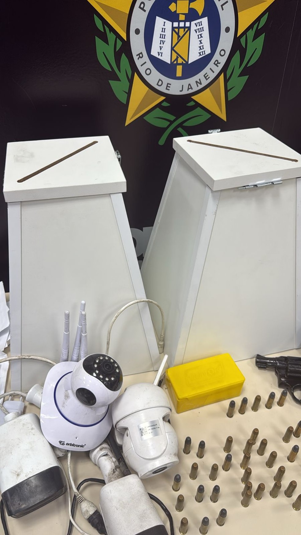 Urna encotrada pela polícia — Foto: Reprodução