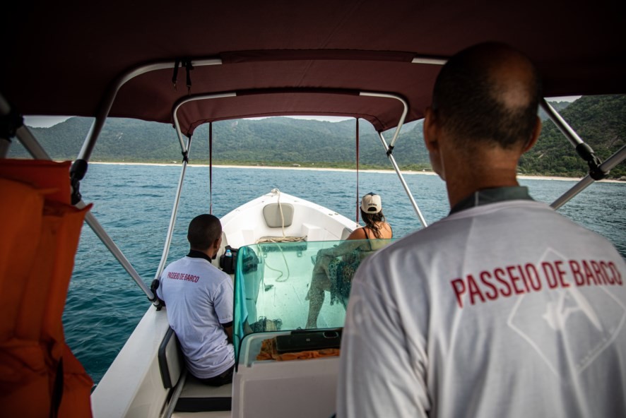 Barcos levam os visitantes a passeios nas ilhas, nas praias e no manguezal— Foto: Hermes de Paula