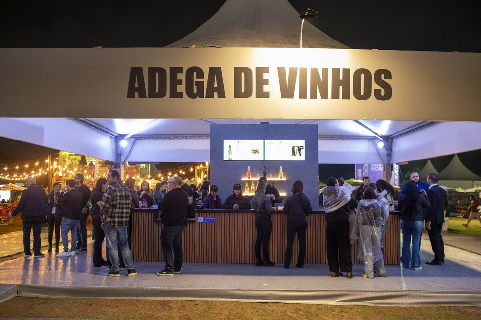 Não é só comida: o SP Gastronomia também oferece cervejas, vinhos e outras opções do gênero — Foto: Edilson Dantas