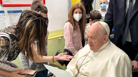 Vaticano divulga primeiras imagens do Papa Francisco após cirurgia de urgência no intestino feita há uma semana