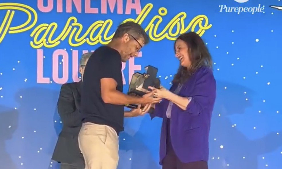 Wagner Moura recebeu de Juliette Binoche, neste sábado (5), o prêmio de "Melhor ator" que ganhou em Cannes — Foto: Reprodução/X