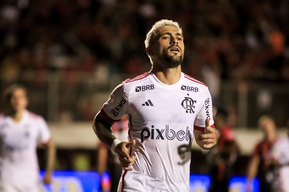 Arrascaeta comemora um dos gols que deram o triunfo ao Flamengo contra o Vitória — Foto: Maurícia Da Matta/W9 PRESS/Agência O Globo