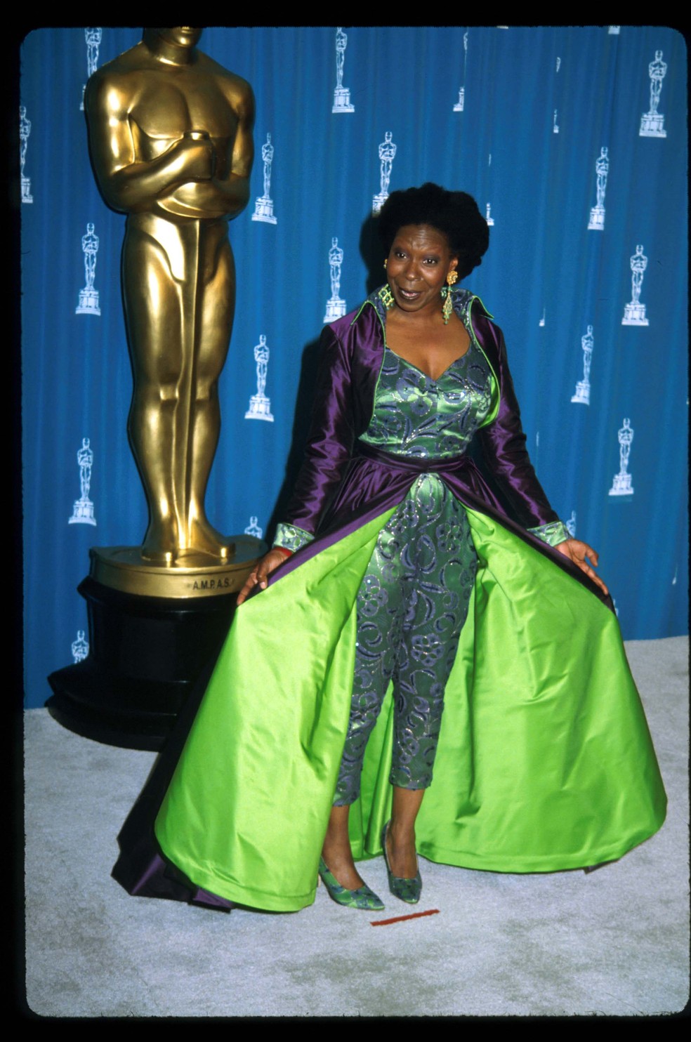 Whoopi Goldberg no Oscar de 1993 — Foto: Divulgação