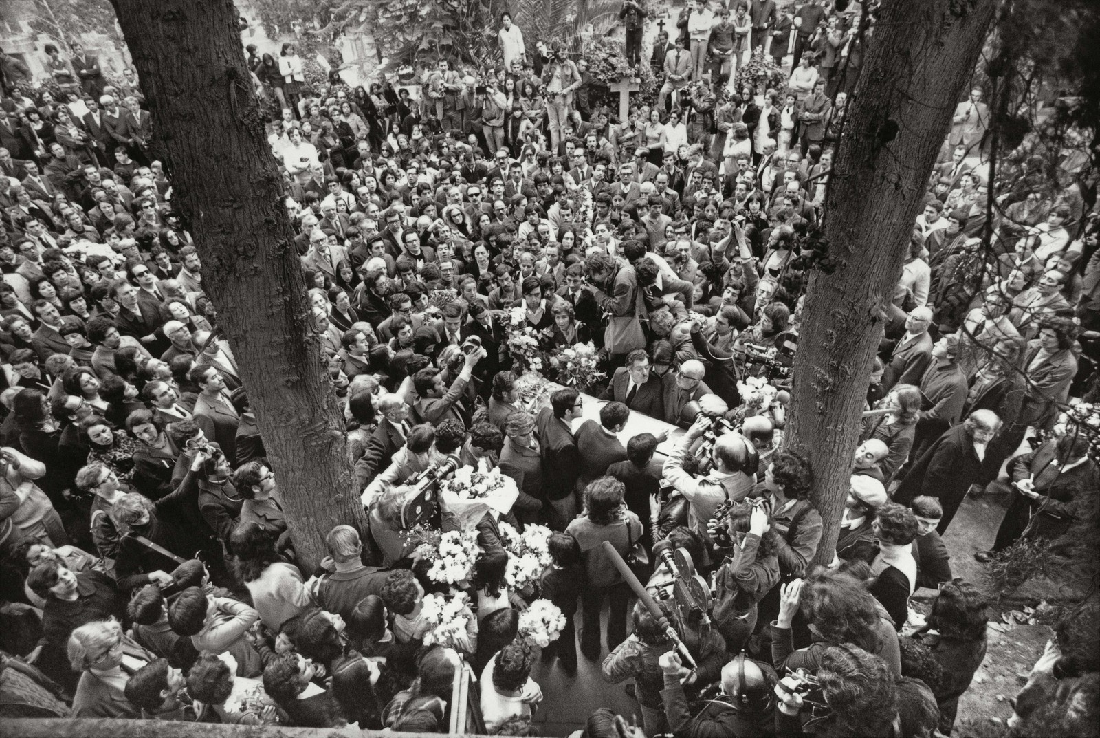 Multidão no enterro do poeta Pablo Neruda, a 1ª grande manifestação contra o regime ditatorial de Augusto Pinochet — Foto: Evandro Teixeira/Acervo IMS
