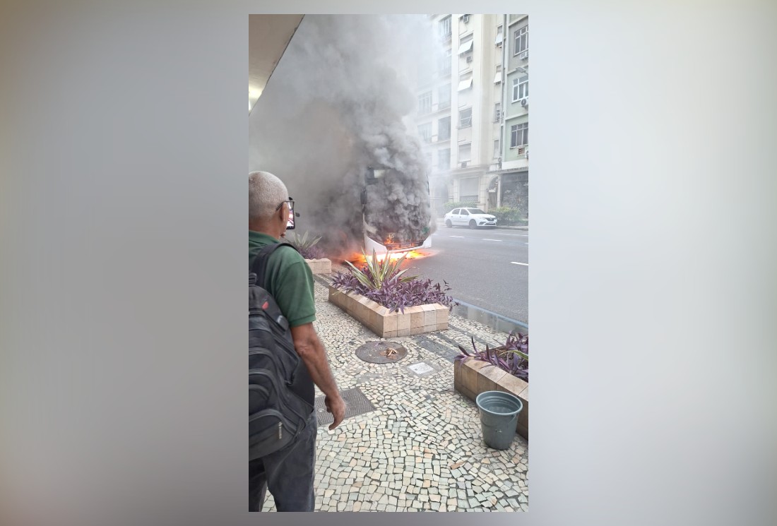 Trânsito é parcialmente liberado na Rua Barata Ribeiro, em Copacabana, após incêndio em um ônibus - Foto