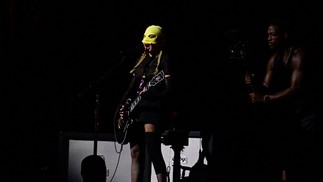Madonna ensaia no palco na praia de Copacabana, no Rio de Janeiro. A cantora entoou alguns sucessos como "Nothing Really Matters", "Live to tell", "La isla bonita". — Foto: Foto de Pablo PORCIUNCULA/AFP