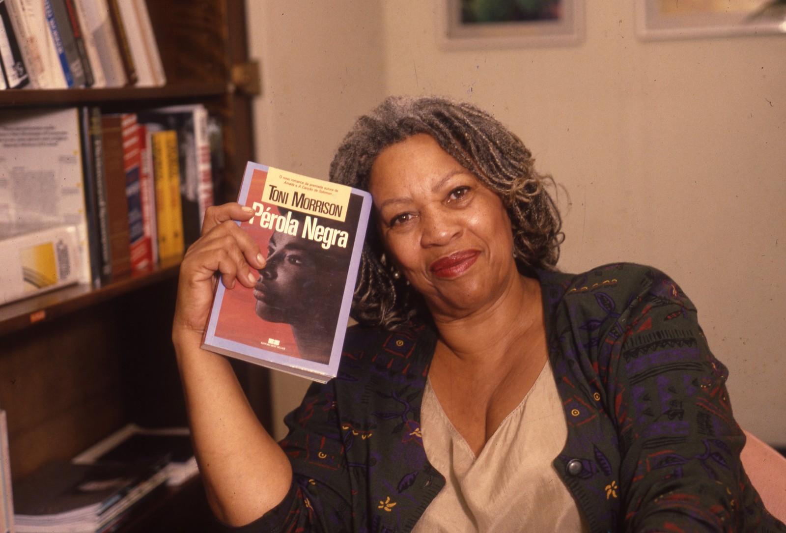 A estadunidense Toni Morrison, em 1993, se tornou a primeira escritora negra a ganhar um Nobel de Literatura — Foto: Monique Cabral/Agência O Globo