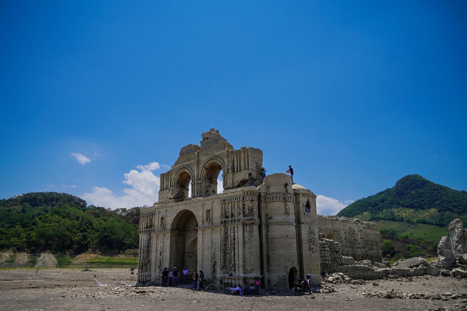 Igreja do século XVI estava submersa, mas ficou exposta devido à seca. — Foto: RAUL VERA / AFP