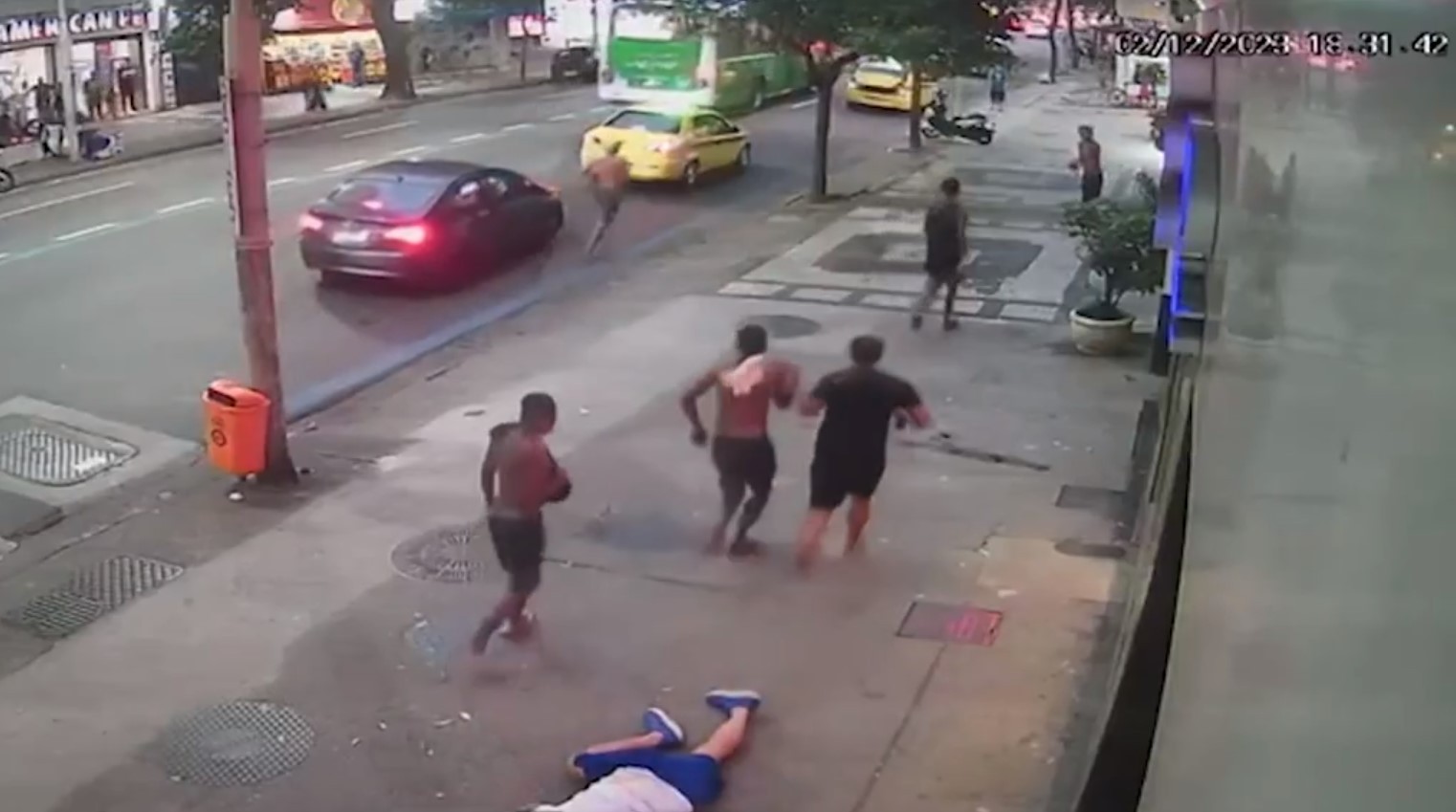Outro marco na crise da segurança em Copacabana foi a agressão sofrida pelo empresário Marcelo Benchimol, que desmaiou após levar um soco ao proteger uma pedestre de suspeitos, em dezembro de 2023  — Foto: Reprodução