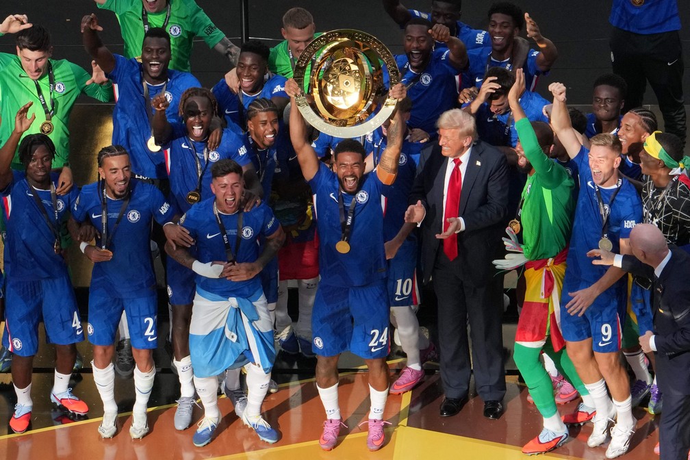 Trump em meio a jogadores do Chelsea — Foto: TIMOTHY A. CLARY / AFP