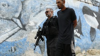 A polícia visa a cumprir mandados de prisão; um dos procurados foi detido — Foto: Fabiano Rocha/Agência O Globo