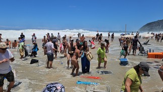 Água do mar invade faixa de areia na praia do Leblon. — Foto: Dan Delmiro / Divulgação