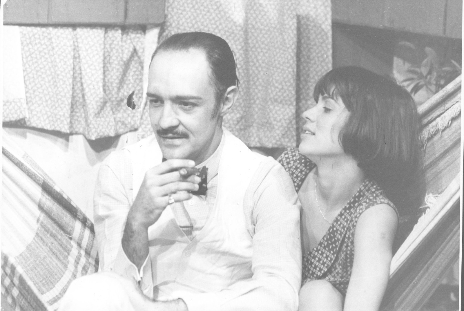 país para assistir às aventuras da vendedora ambulante Kiki e suas três esposas, interpretadas por Tasia Camargo, Dina Saffat e Lucinha Lenz, em "Cauda de saia" —Foto: Arquivo