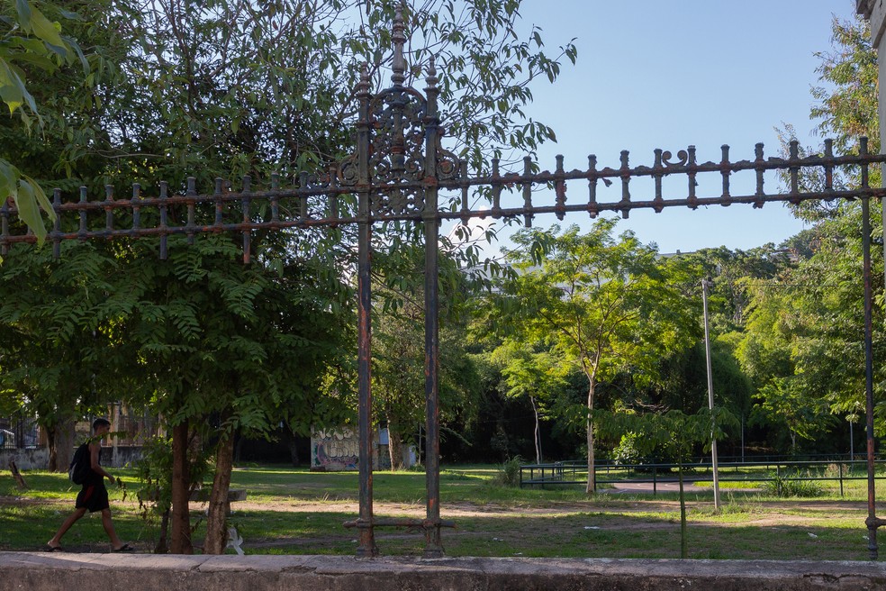 Antigo Jardim Zoológico de Vila Isabel: gradil, herdado do Campo de Santana, está sendo furtado do parque, atualmente chamado de Recanto do Trovador — Foto: Júlia Aguiar / Agência O Globo