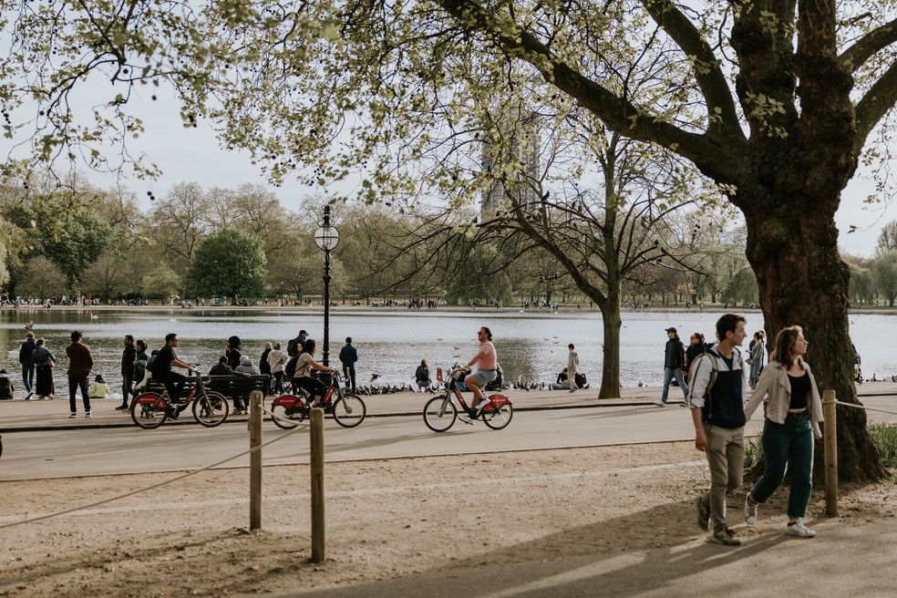 Londrinos aproveitam a primavera no Hyde Park, no coração da capital britânica — Foto: Joanna Yee/The New York Times