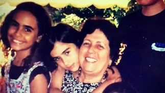 Tatá Werneck mostra foto em que aparece agarrada no pescoço da avó na infância — Foto: Reprodução:Instagram