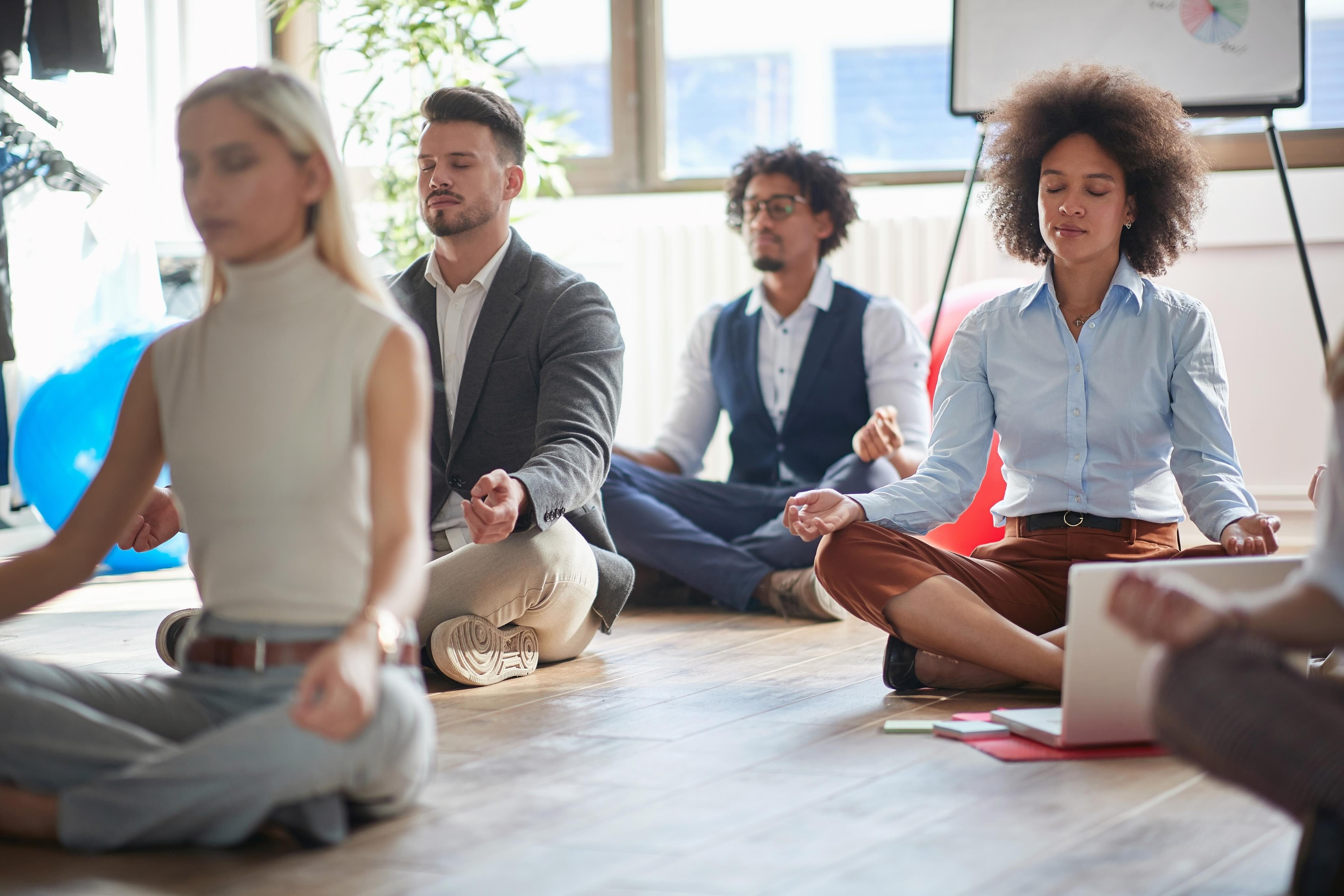 Meditação no Trabalho: Ciência Comprova Benefícios Contra o Estresse