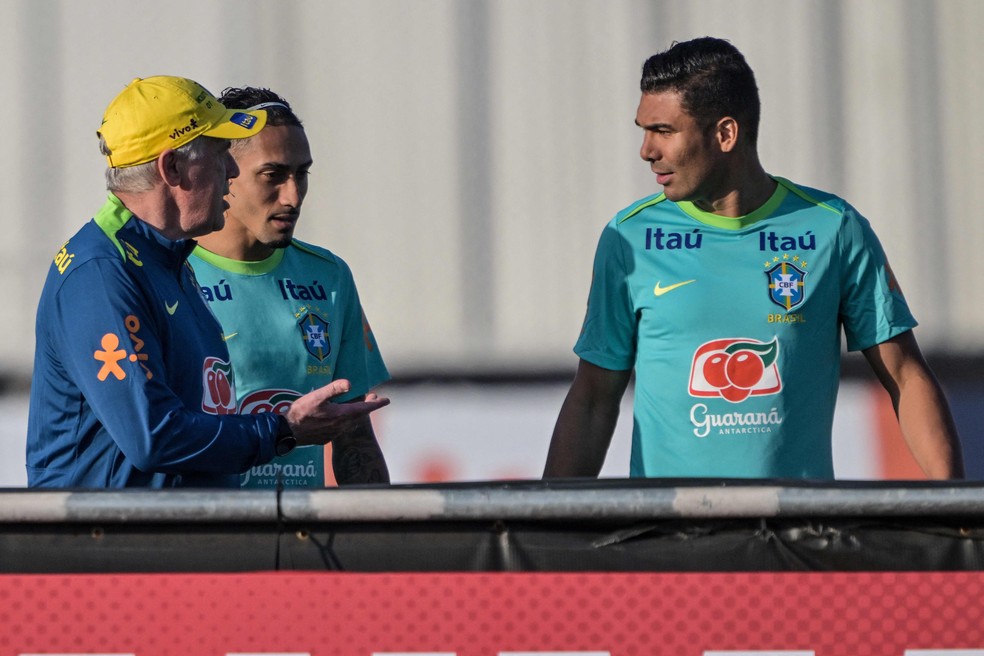 Casemiro conversa com Ancelotti durante treino: parceria do Real Madrid é reeditada na seleção — Foto: Nelson Almeida/AFP