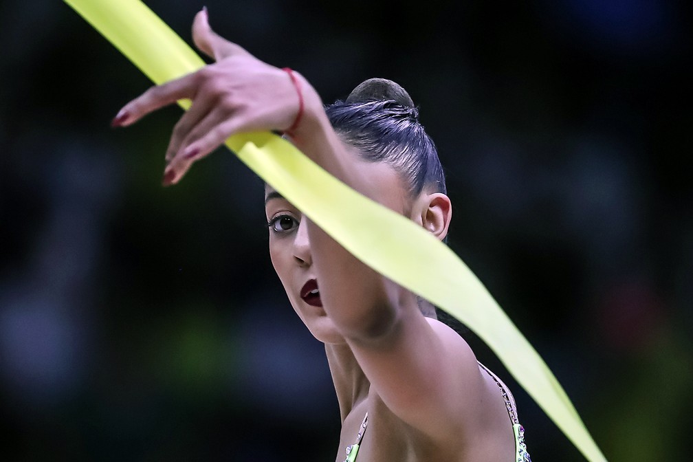 Bárbara Domingos faz série de fita no Mundial de GR, no Rio: entrou para o tudo ou nada — Foto: Gaspar Nóbrega/CBG