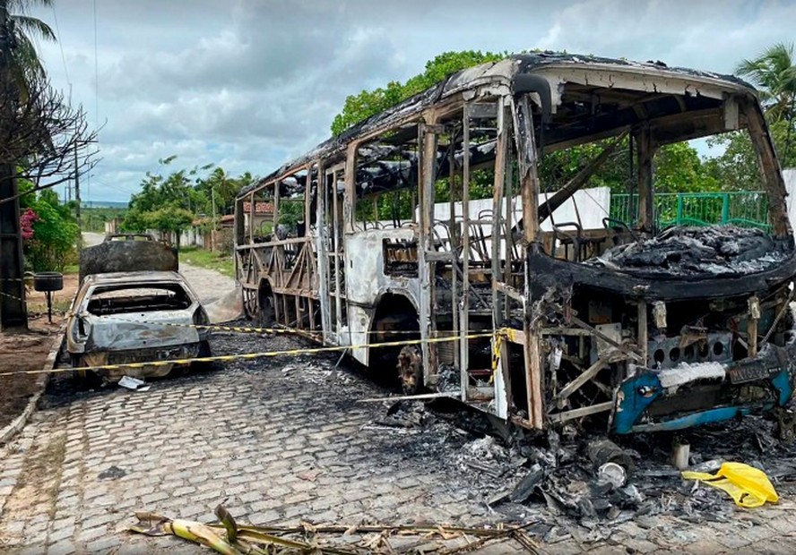 Ônibus foi queimado por criminosos. Comércio e órgãos públicos foram atacados em várias cidades