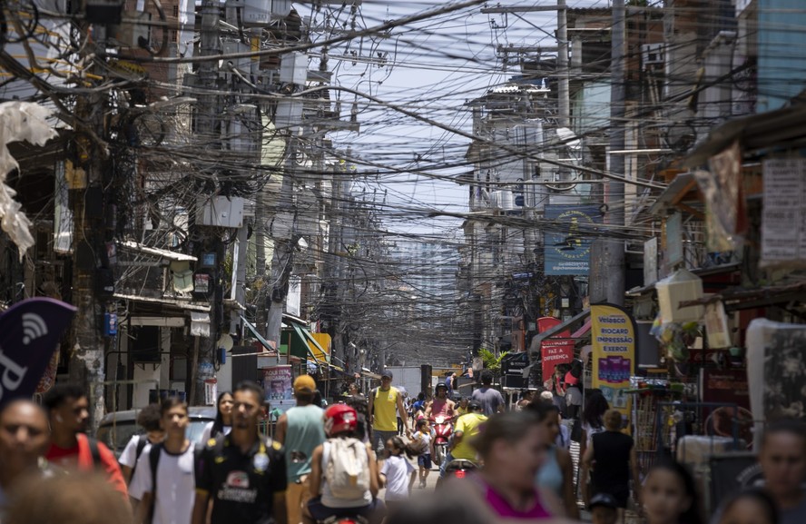 Emaranhado de fios denuncia liga&ccedil;&otilde;es clandestinas em Rio das Pedras, na Zona Sudoeste do Rio