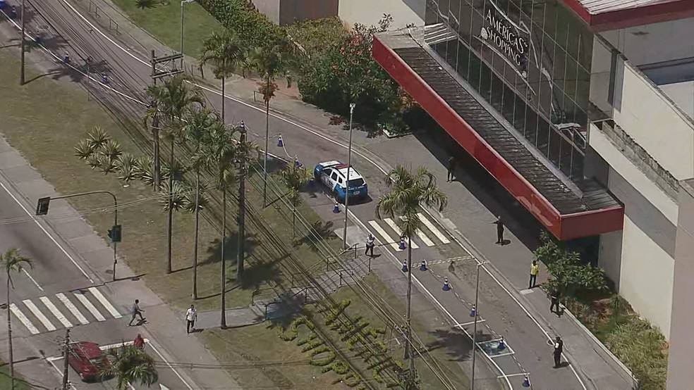 Assaltantes usam marreta para assaltar joalheria no Recreio