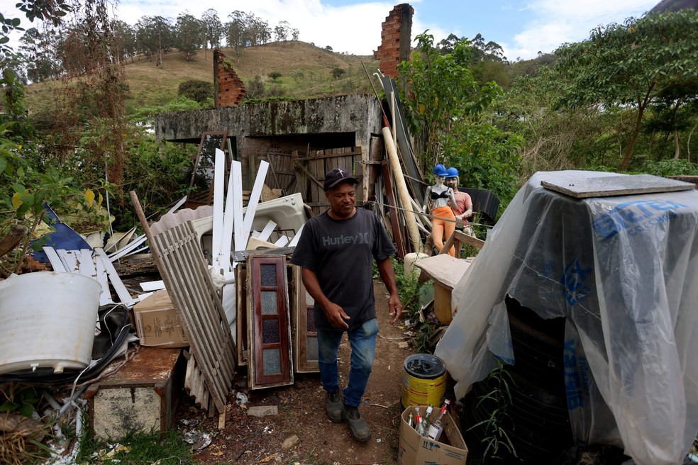 O catador de recicláveis Carlos de Souza usa o que restou de uma casa na Rua José Pedro Poletti, colada ao Córrego Dantas, para guardar seu material — Foto: Fabiano Rocha