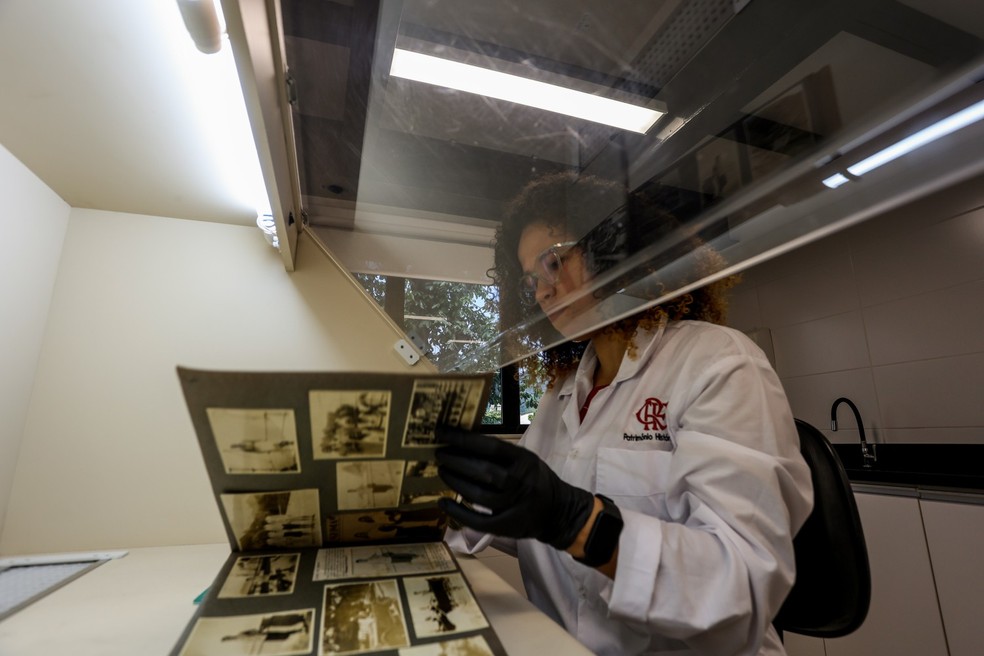 Departamento tem itens diversos, como fotografias, mantos, flâmulas, entre outros: acervo está em constante atualização — Foto: Foto de Gabriel de Paiva/ Agência O Globo