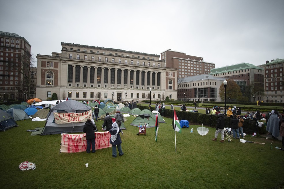 Tendas montadas em gramado dentro do campus da Universidade Columbia, em Nova York — Foto: C.S. Muncy/The New York Times