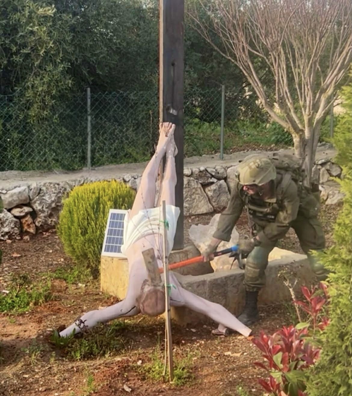 Imagem mostra soldado israelense vandalizando imagem de Jesus Cristo em vila cristã no sul do Líbano