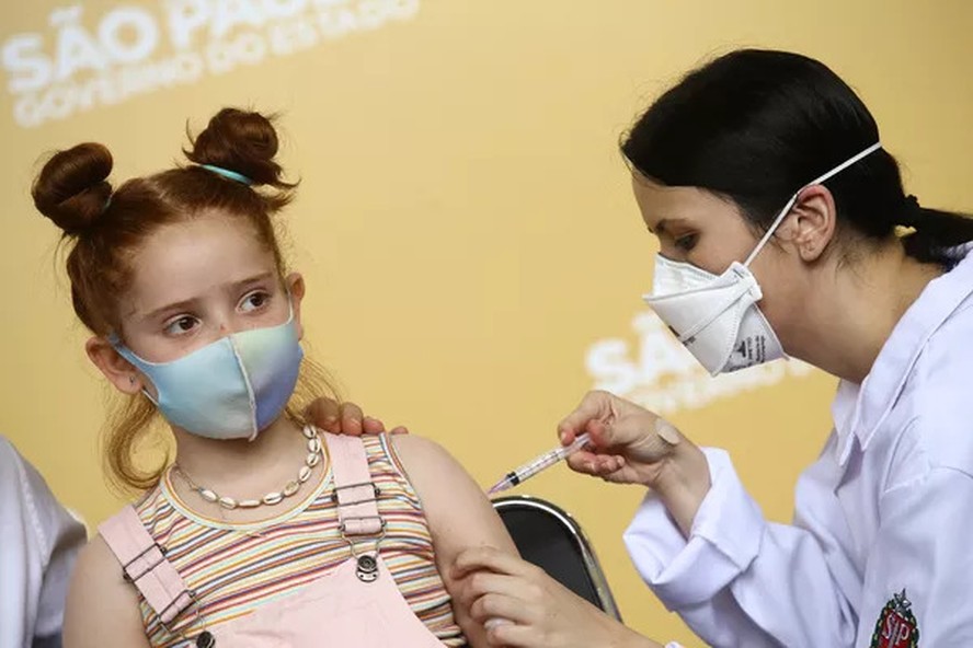 Menina recebe dose de vacina contra a Covid em São Paulo