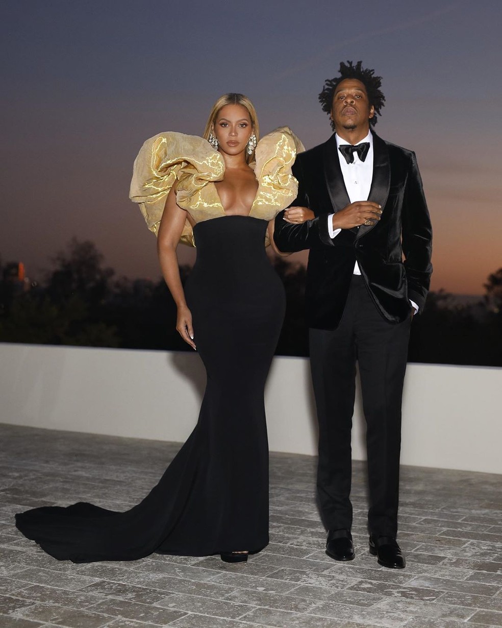 Beyonc&eacute;, com pe&ccedil;a da grife Schiaparelli, ao lado do marido Jay-Z, em cerim&ocirc;nia do Globo de Ouro, em 2020 &mdash; Foto: Reprodu&ccedil;&atilde;o/Instagram