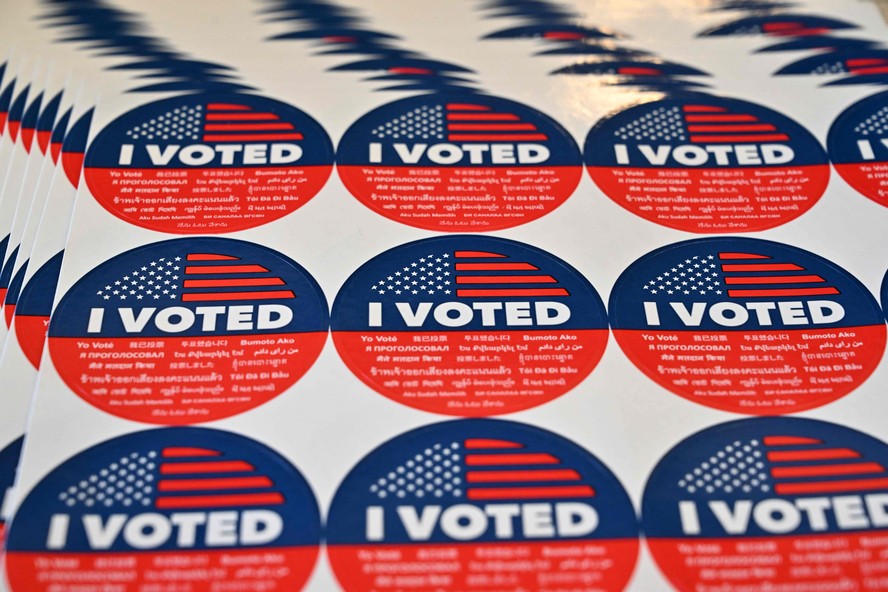 Adesivos com a frase 'Eu votei' disponíveis em centro de votação em Los Angeles, na Califórnia
