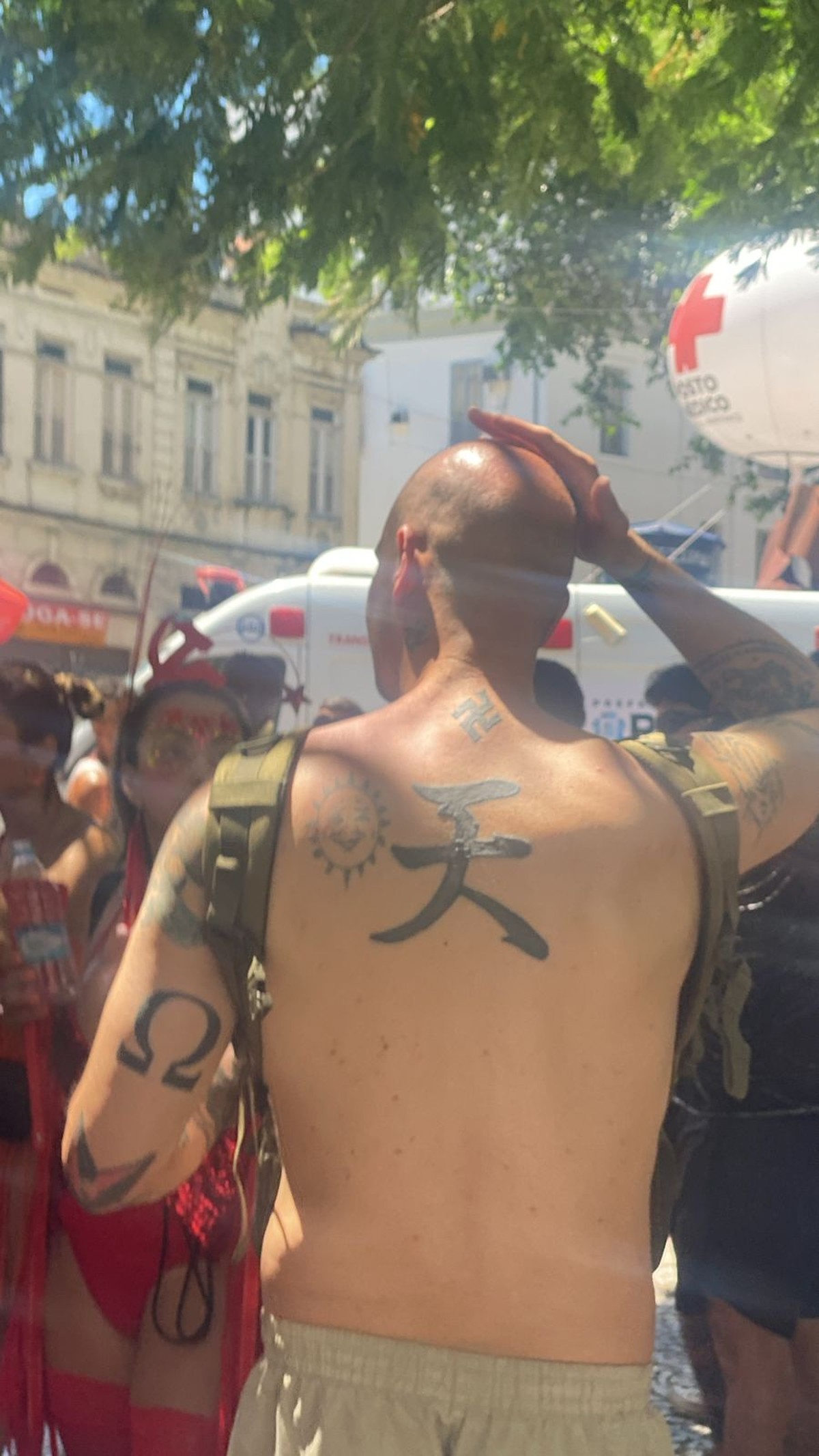 Estrangeiro com tatuagem de suástica é agredido em bloco no Rio, dizem foliões