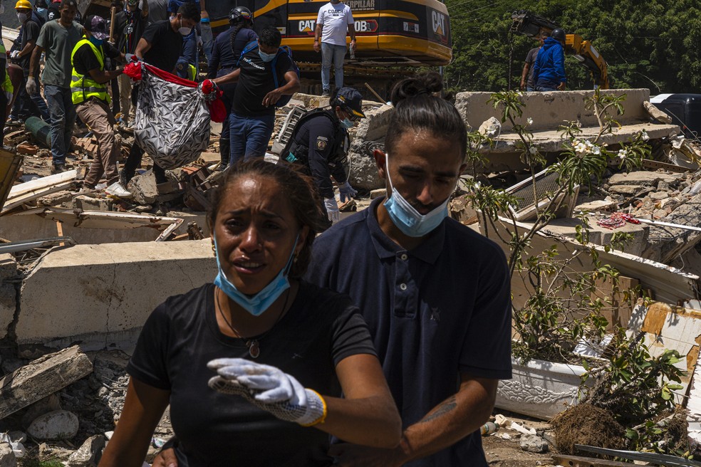 Mulher chora ao acompanhar o resgate do filho de nove anos que não sobreviveu ao desabamento do prédio onde moravam — Foto: Yan Boechat