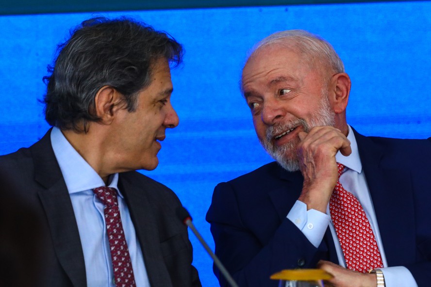 O presidente Luiz Inácio Lula da Silva e o ministro da Fazenda, Fernando Haddad, durante cerimônia no Palácio do Planalto