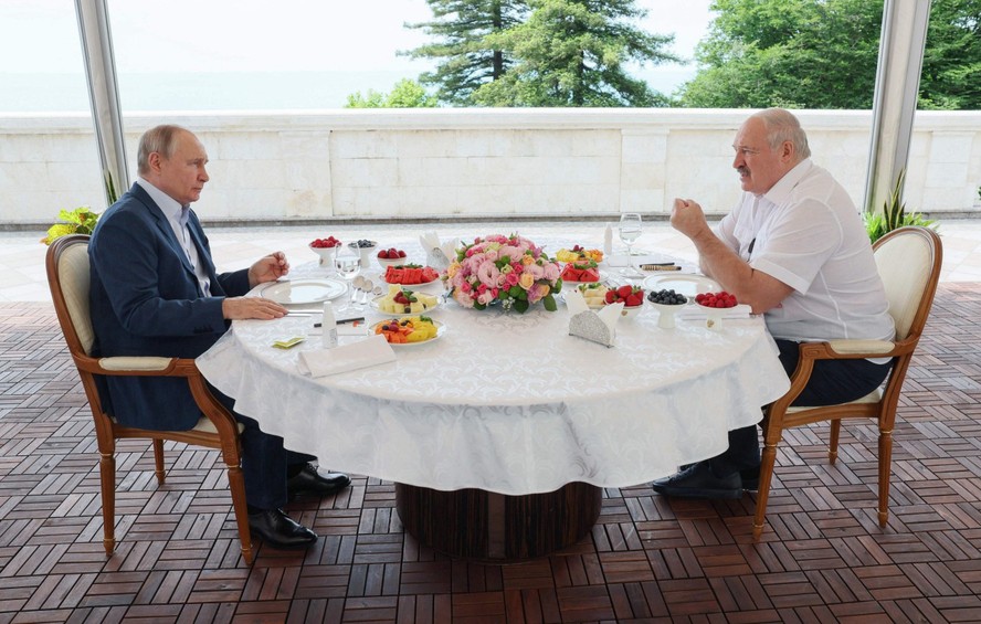 Presidente da Rússia, Vladimir Putin, e par bielorrusso, Alexander Lukashenko, fazem refeição juntos em Sochi