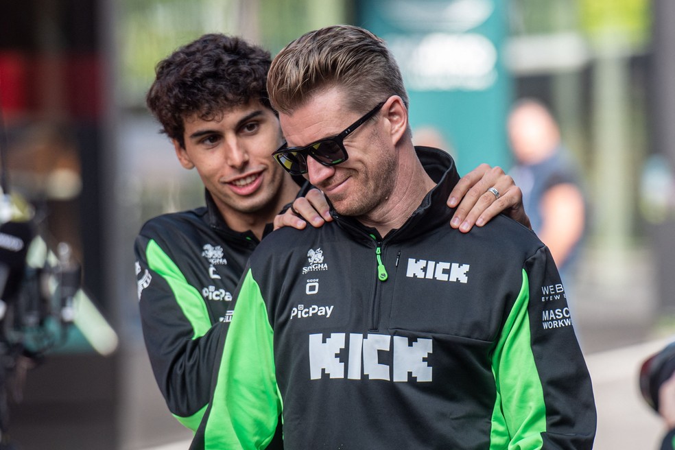 Gabriel Bortoleto e Nico Hulkenberg, dupla da Sauber — Foto: JONAS ROOSENS / AFP