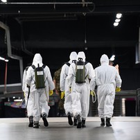 Soldados brasileiros desinfetam estação de metrô em Brasília na madrugada de 29 de março de 2020 — Foto: Evaristo Sa / AFP