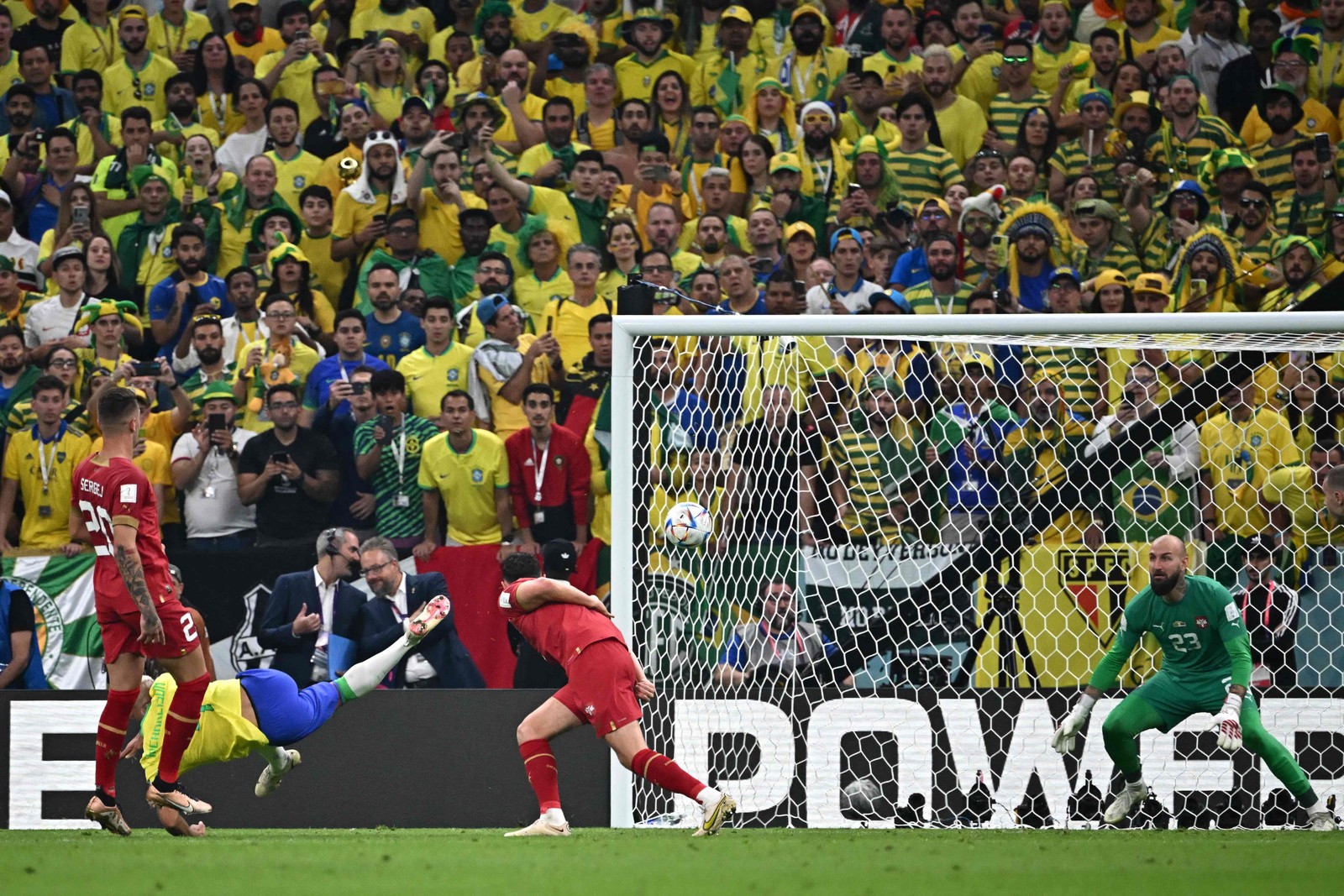 Richarlison marca o segundo gol  — Foto: Anne-Christine POUJOULAT / AFP)