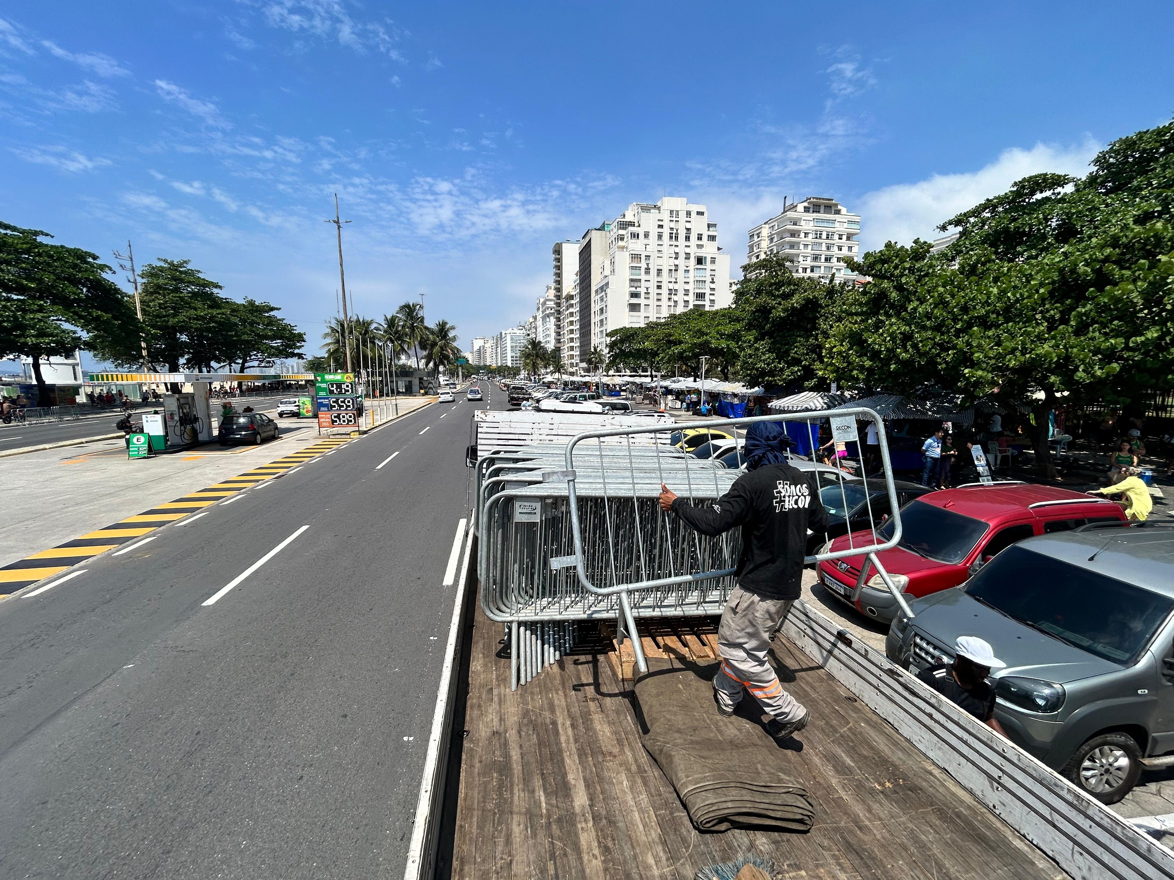 Ainda com esquema especial de segurança no pós-G20, população aproveita feriado na Zona Sul do Rio