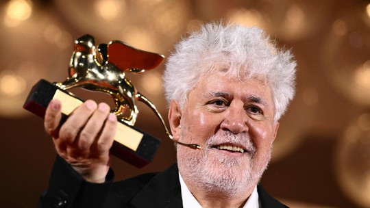 Pedro Almodóvar vence Leão de Ouro por seu primeiro filme em inglês no Festival de Veneza