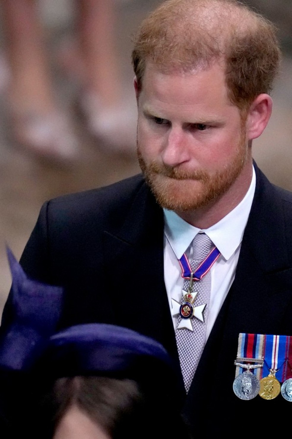 De semblante fechado, príncipe Harry acompanha coroação do pai, o rei Charles III — Foto: Kristy Wigglesworth/AFP