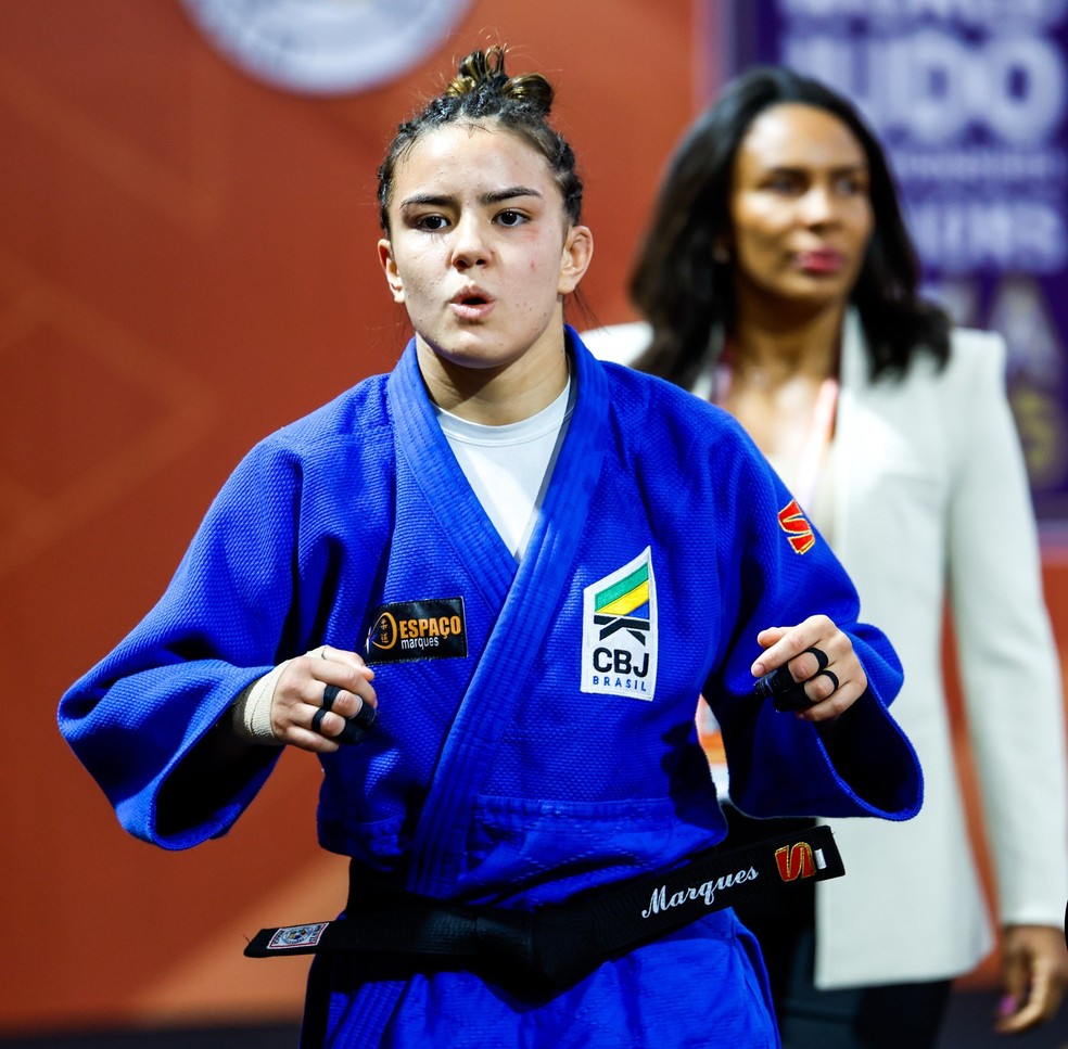 Nicole Marques e a treinadora Érika Miranda: parceria vencedora — Foto: Gabriela Sabau/IJF