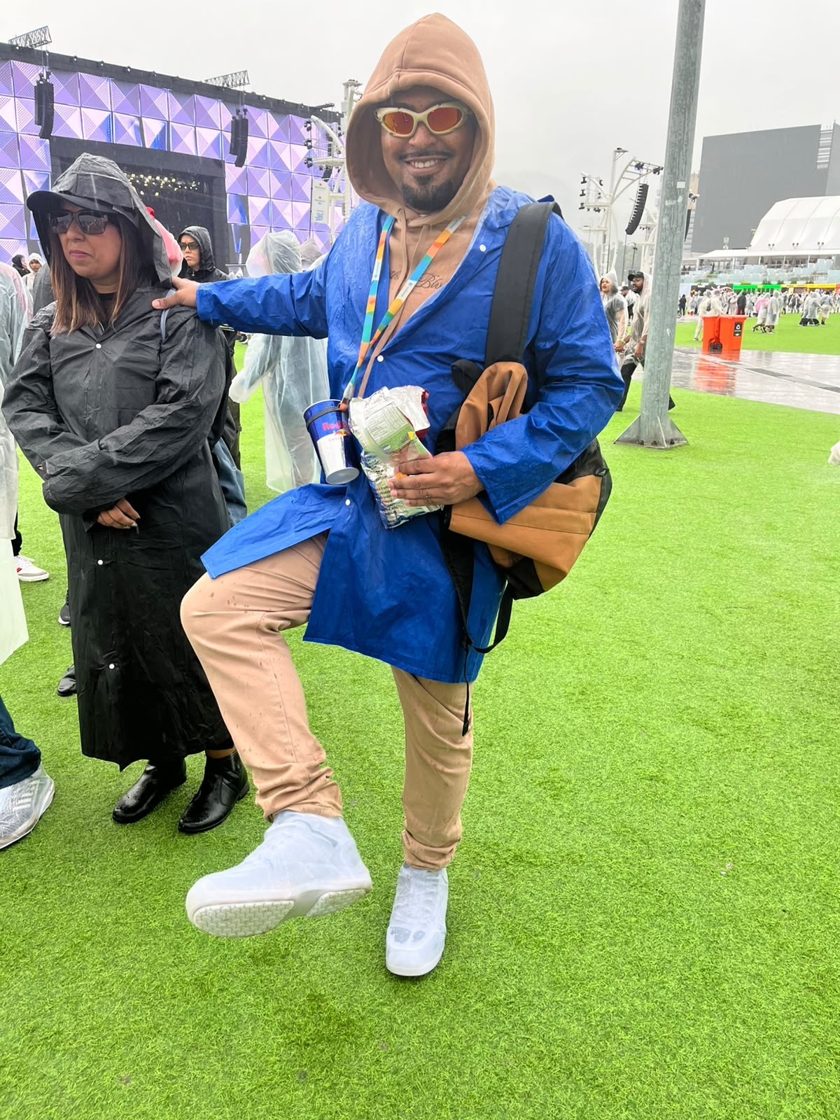 Estilo motoboy: capa de chuva de pé é a sensação do terceiro dia de Rock in Rio - Foto